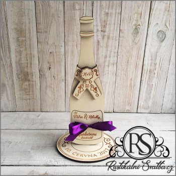 Svatební dar pro novomanžele - dřevěná láhev pro novomanžele